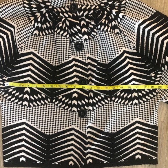 Beautiful short sleeve knit jacket. New - Picture 6 of 8